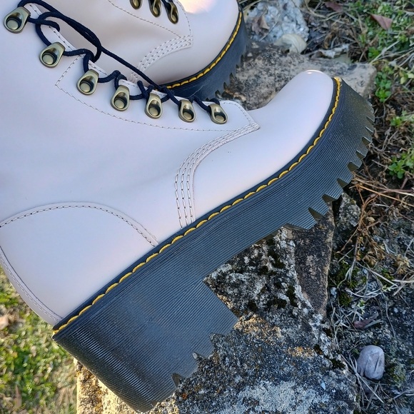 💣 Ah-MaZiNG 💣 Dr. Martens, NWOT, Sz. 9, "Leona" lace-up leather boots, Docs - Picture 5 of 16